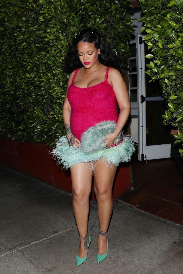 Rihanna w ró?owej mini z piórami
