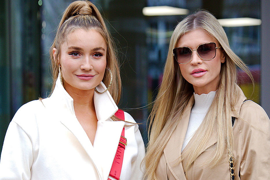 Joanna Krupa, Marta Krupa, przed studiem „Dzień Dobry TVN”, Warszawa, 10.04.2022 rok