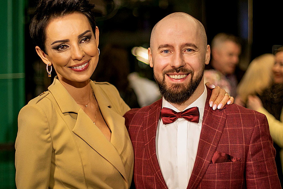 Wernisaż „Piękna i bestia”, Maksymilian Ławrynowicz, Dorota Gardias z autorem wernisażu