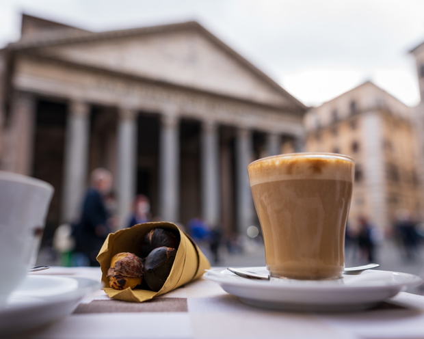 cappuccino wśród rzymskich zabytków, kawa, espresso, włoskie