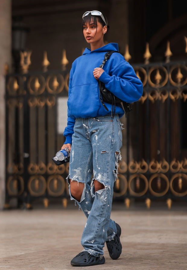 Street Style : Day Two - Paris Fashion Week - Womenswear F/W 2022-2023