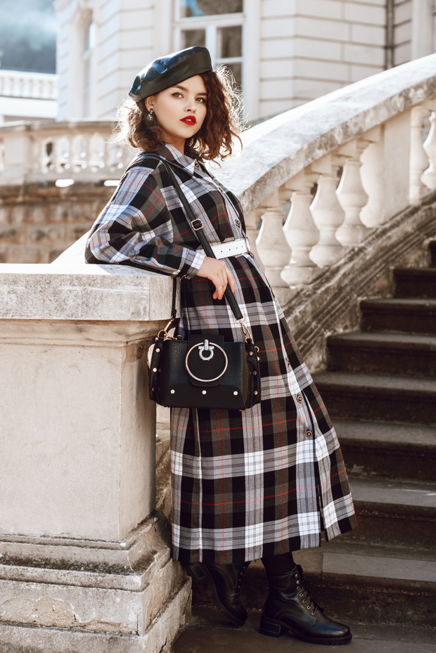 Outdoor full body fashion portrait of young beautiful fashionabl
