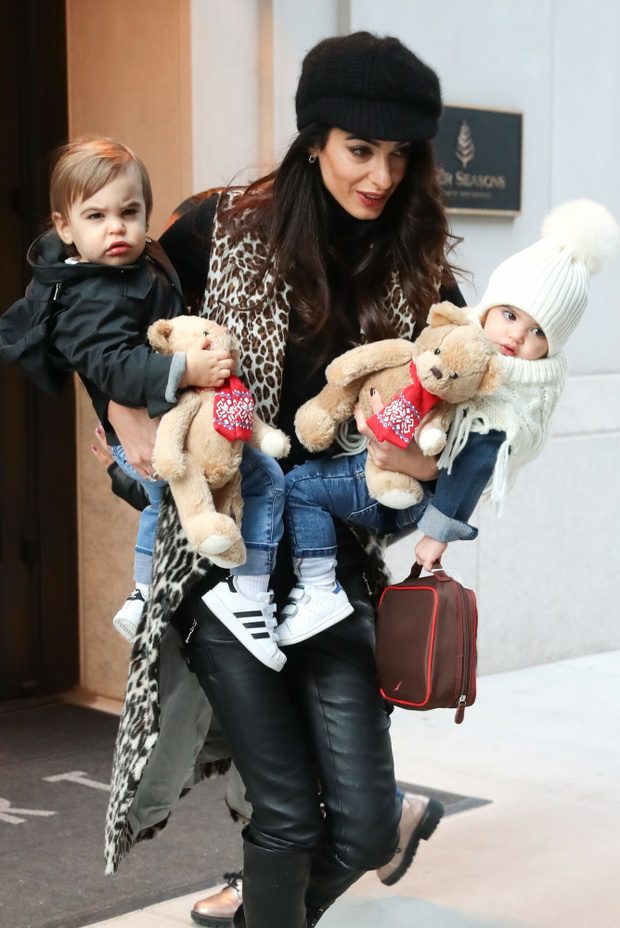 Amal Clooney niesie dzieci na r?kach