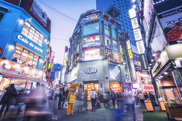 SEOUL, SOTH KOREA, 29 MARCH 2018 : Korean people and tourist wal