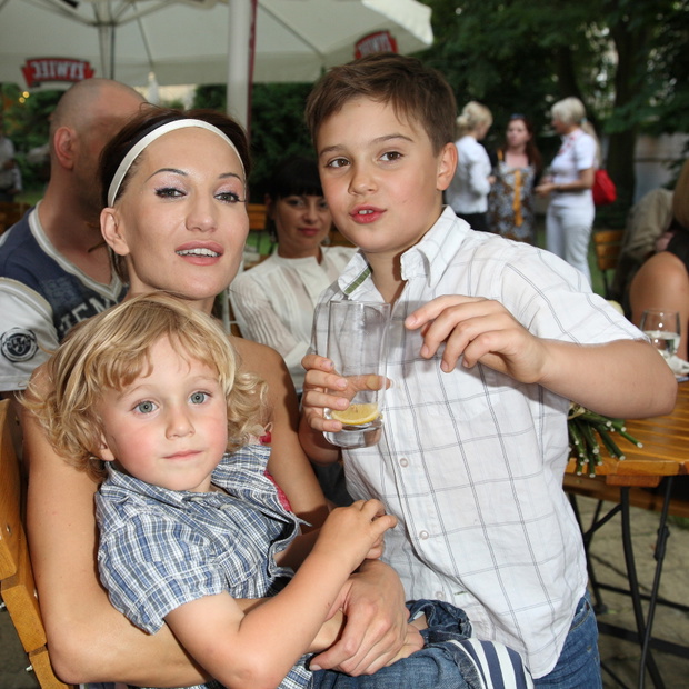 Justyna Steczkowska, syn Stas (L), Leon (R)