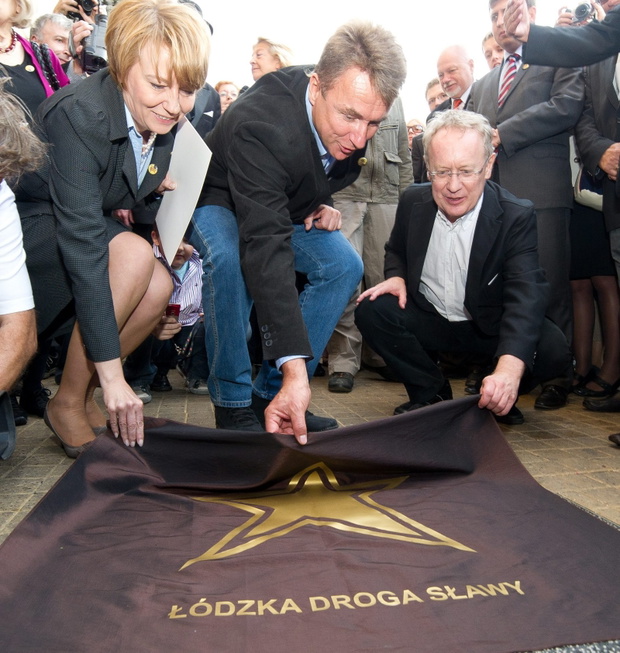 Prezydent £odzi Hanna Zdanowska (L), syn re¿ysera Jan Bareja (C) i  rektor Filmówki Robert Gliñski (P)