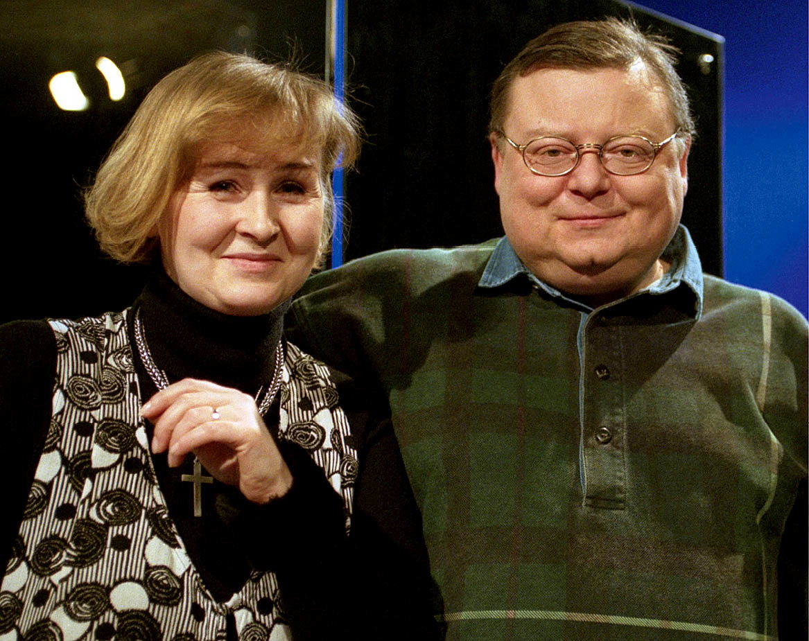 Warszawa, 1996. Program rozrywkowy TVP 2 pt. Szansa na sukces Nz autorka programu Elżbieta Skrętkowska i prowadzący Wojciech Mann