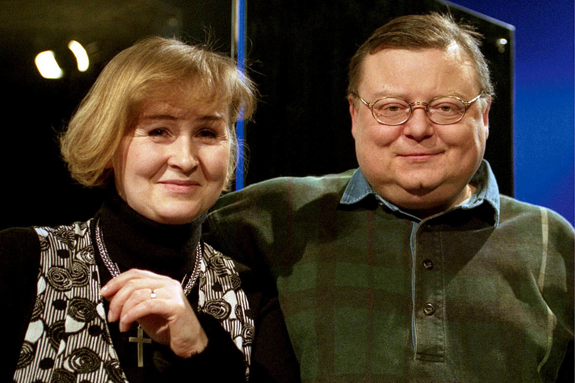 Warszawa, 1996. Program rozrywkowy TVP 2 pt. Szansa na sukces Nz autorka programu Elżbieta Skrętkowska i prowadzący Wojciech Mann