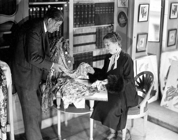 Jeanne Lanvin (born Jeanne-Marie Lanvin) *1867-06.07.1946+ Fashion designer, France choosing fabrics in her studio - 1930 - Photographer: James E. Abbe - Published by: 'Die Dame' 2; 1930/31 Vintage property of ullstein bild
