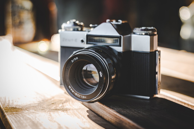 Analogowy sowiecki aparat fotograficzny na drewnianym stole w bl