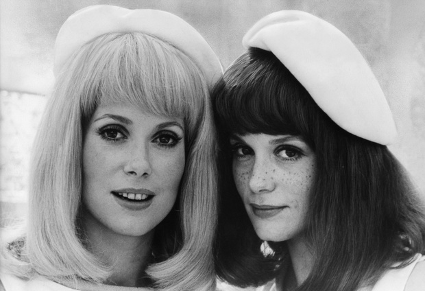 Deneuve, Catherine - Actress, France *22.10.1943- with her sister Francoise Dorleac (right) in the movie musical 'Die Maedchen von Rochefort (The girls of Rochefort)' - 1967 - Published by: 'B.Z.' 28.06.1967 Vintage property of ullstein bild