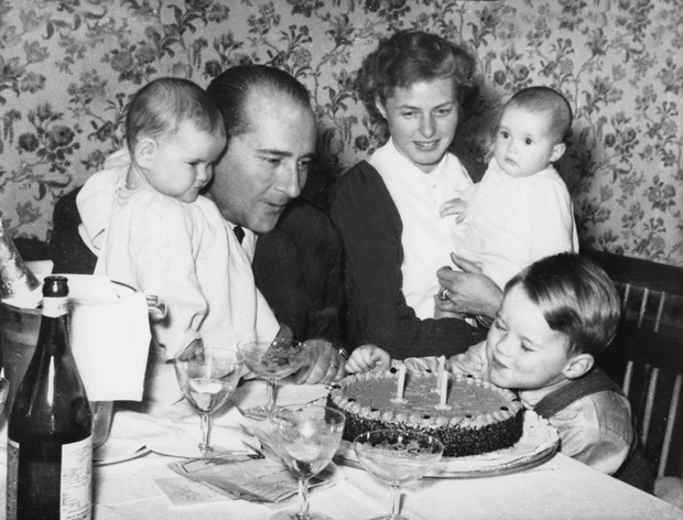 Ingrid Bergman, Swedish actress, with her husband Roberto Rossellini and the twins Ingrid and Isabella celebrating son Robertinoïs birthday - 1953