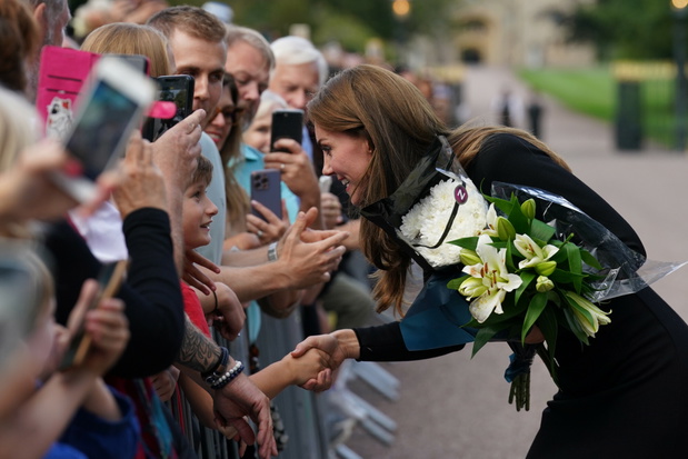 Ksi???ta William i Harry z ?onami pod zamkiem Windsor