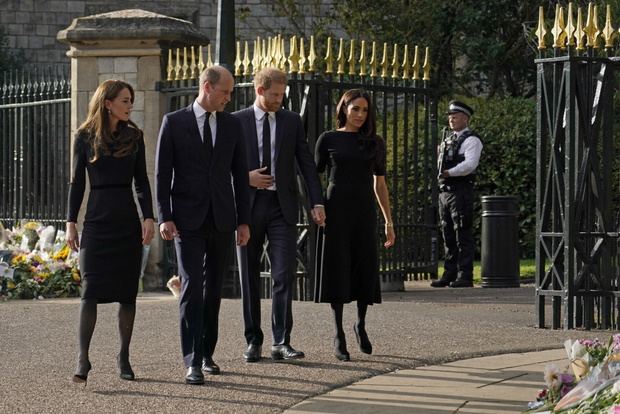 Ksi???ta William i Harry z ?onami pod zamkiem Windsor
