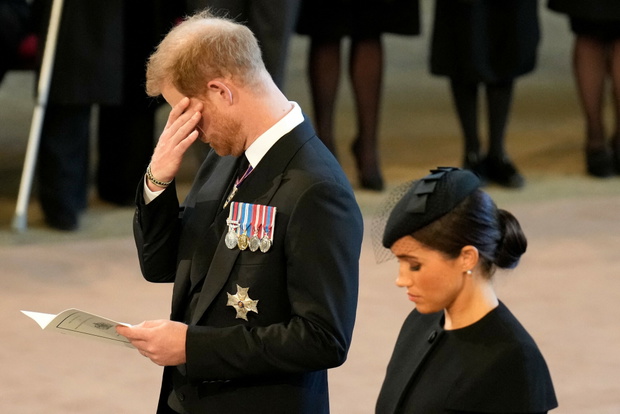Trumna z cia?em królowej El?biety II przyby?a do Pa?acu Westminsterskiego