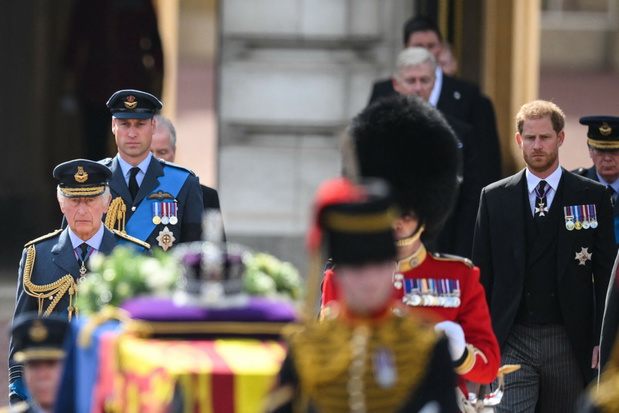 Trumna z cia?em królowej El?biety II przyby?a do Pa?acu Westminsterskiego