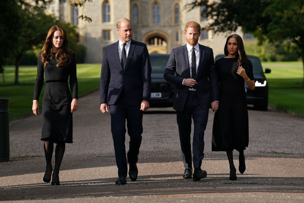 Ksi???ta William i Harry z ?onami pod zamkiem Windsor