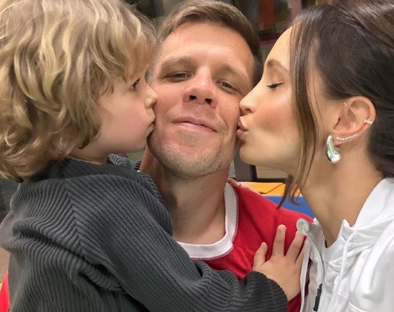 Wojciech Szczęsny, Liam Szczęsny, Marina Łuczenko-Szczęsna - jamnik otwarciowe