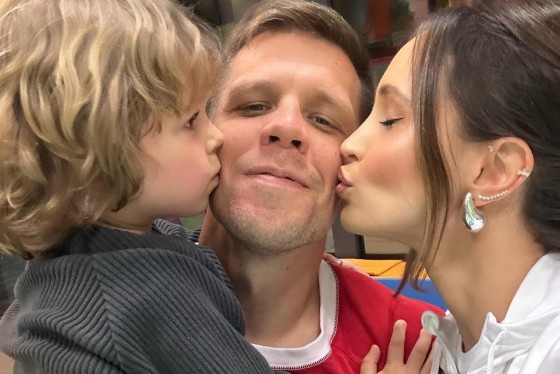 Wojciech Szczęsny, Liam Szczęsny, Marina Łuczenko-Szczęsna - jamnik otwarciowe