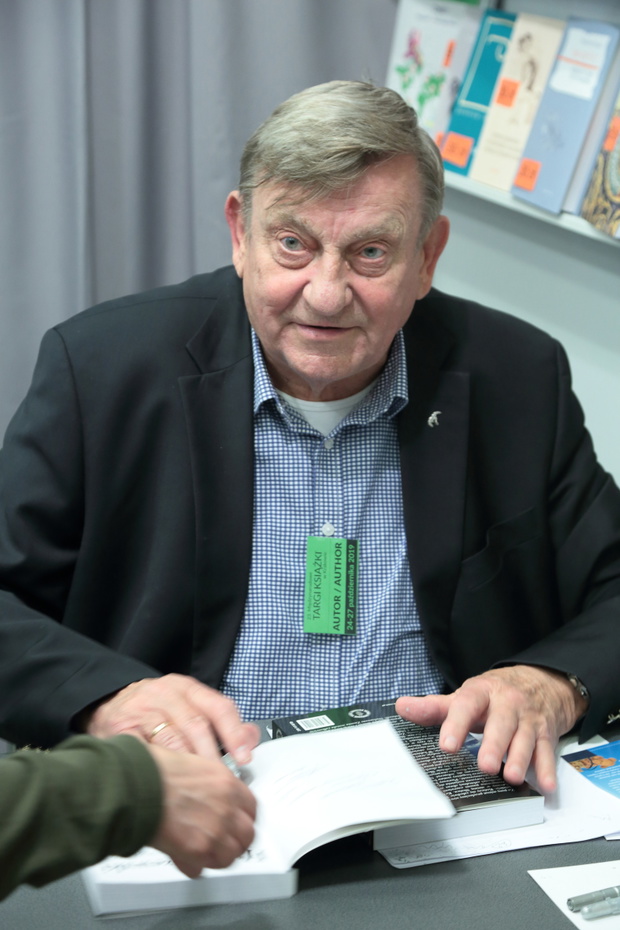 Miroslaw Hermaszewski na Miedzynarodowych Targach Ksiazki w Krakowie.