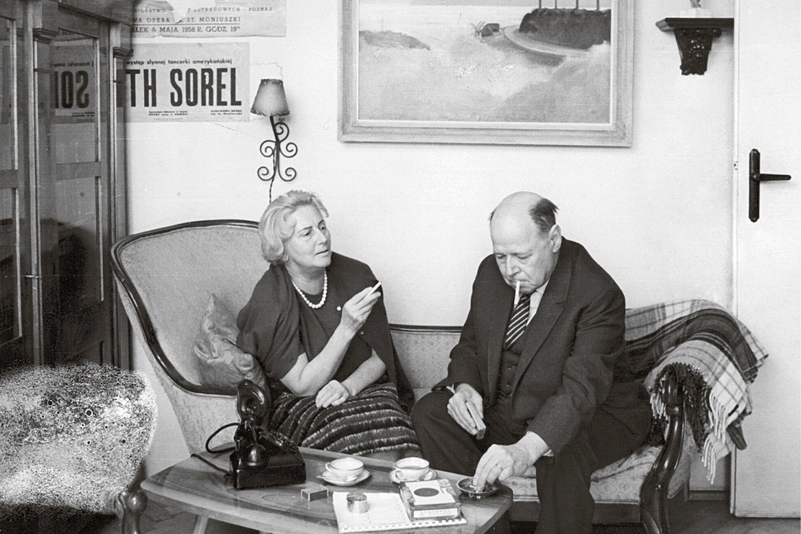 Michał Choromański z żoną Ruth Sorel, mieszkanie pary w Warszawie, 15.10.1965 rok