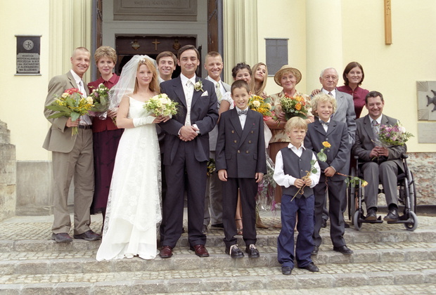 na pierwszym planie: Robert Gonera, Dominika Ostalowska, Franciszekdrugi plan od lewej: Rafal Mroczek, Malgorzata Pienkowska, Kacper Kuszewski, Marcin Mroczek, Katarzyna Cichopek, Joanna Koroniewska, Witold Pyrkosz, Joanna Jezewska, Mariusz Sabinie
