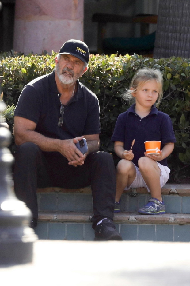 Mel Gibson z synem na lodach