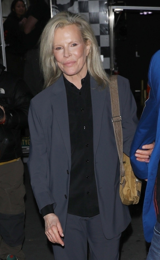 Kim Basinger w szarym garniturze