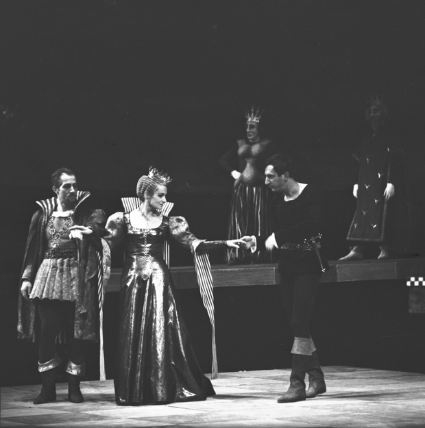 Gustaw Holoubek w sztuce "Hamlet" Williama Szeskpira