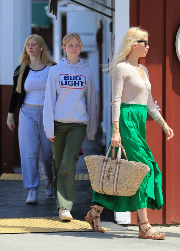Claudia Schiffer w zielonej spůdnicy