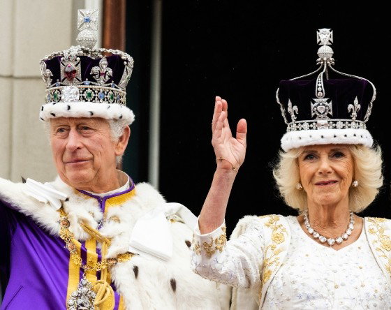Król Karol III, królowa Camilla - jamnik otwarciowe