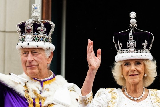 Król Karol III, królowa Camilla - jamnik otwarciowe