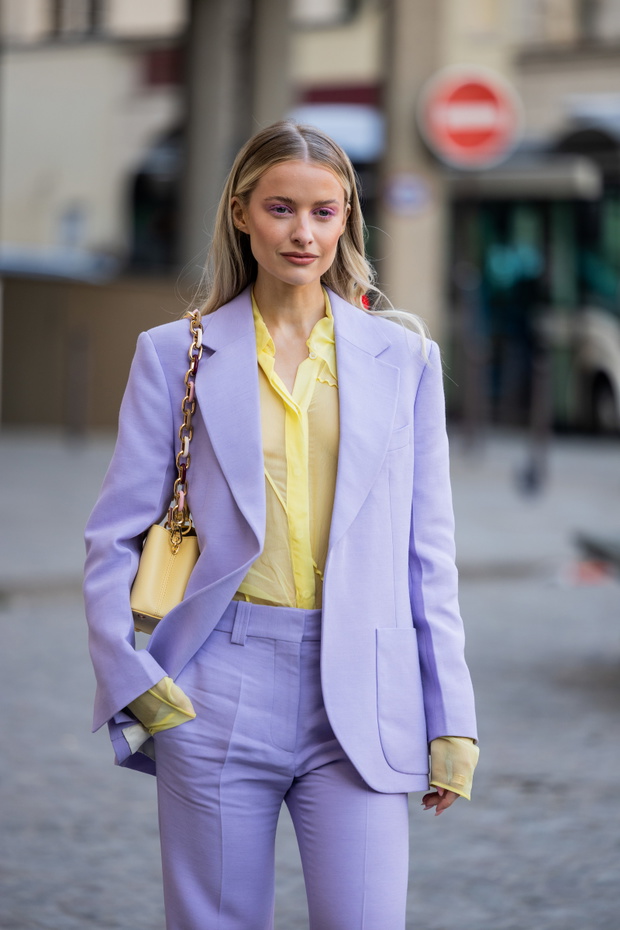 Street Style - Paris Fashion Week - Womenswear Fall Winter 2023 2024 : Day Five
