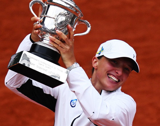 Iga Świątek pozuje z pucharem, Paryż, po finale Rolanda Garrosa, 10.06.2023 rok