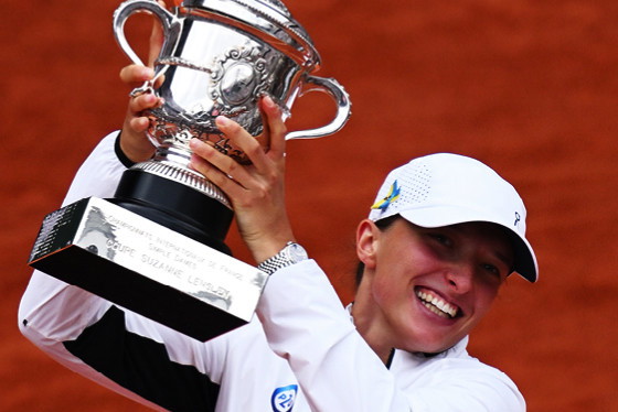 Iga Świątek pozuje z pucharem, Paryż, po finale Rolanda Garrosa, 10.06.2023 rok