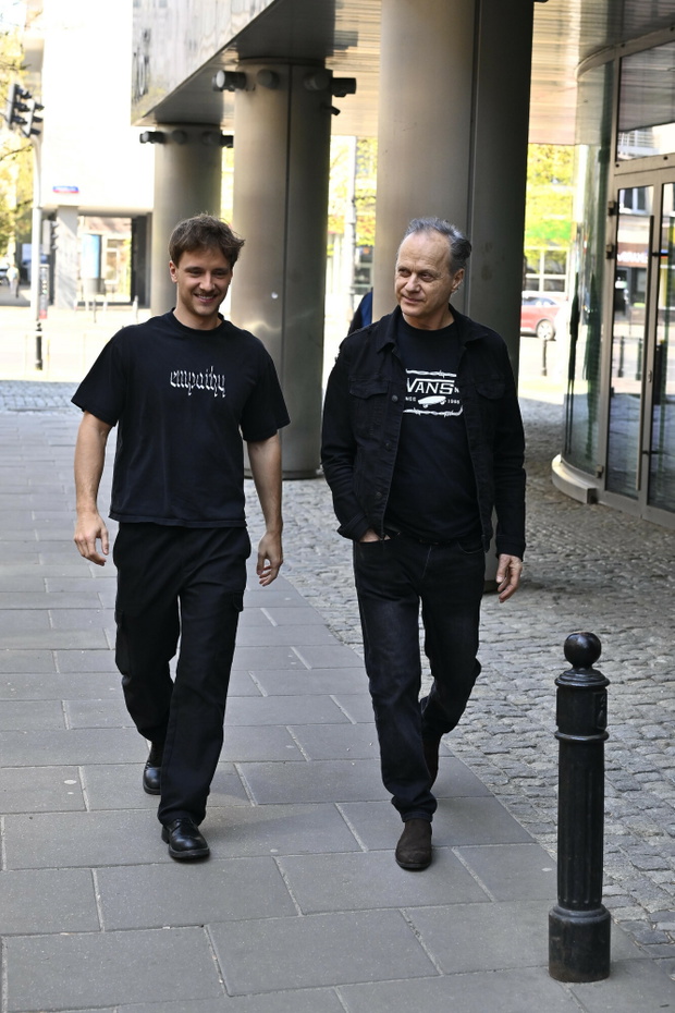 Maciej Musia? z ojcem Andrzejem przed studiem DDTVN