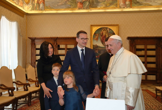 Premier Morawiecki z rodzin? podczas audiencji u papie?a Franciszka