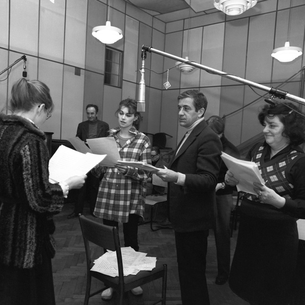 Magdalena Zawadzka, Andrzej Szczepkowski, Joanna Pacu³a i Zbigniew Zapasiewicz w spektaklu Teatru Polskiego Radia