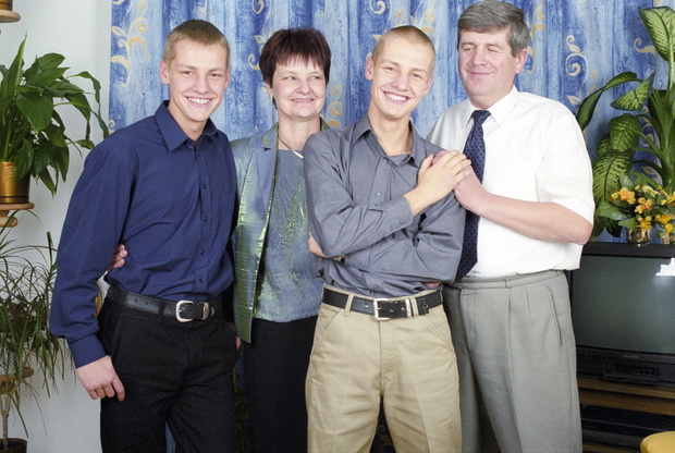 "od lewej; Marcin Mroczek, mama i ojciec braci, Rafal Mroczek"