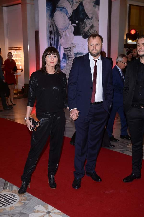 ilona-wronska-w-czarnym-polyskujacym-kombinezonie-z-mezem-leszkiem-lichota-w-niebieskim-garniturze-na-czerwonym-dywanie-309347-GALLERY600-8ccc899