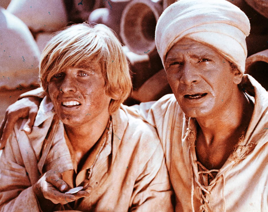 Kadr z filmu „W pustyni i w puszczy” w rezyserii Władysława Ślesickiego, n/z od lewej: Tomasz Mędrzak, Ahmed Marei