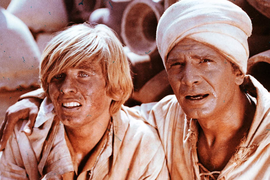 Kadr z filmu „W pustyni i w puszczy” w rezyserii Władysława Ślesickiego, n/z od lewej: Tomasz Mędrzak, Ahmed Marei