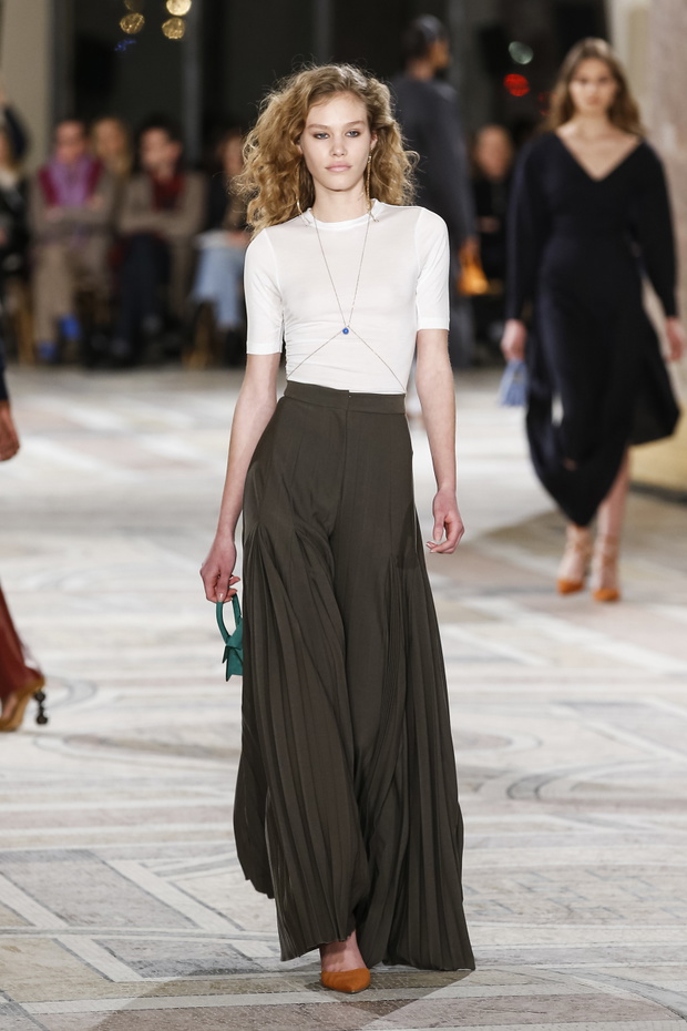 Jacquemus : Runway - Paris Fashion Week Womenswear Fall/Winter 2018/2019