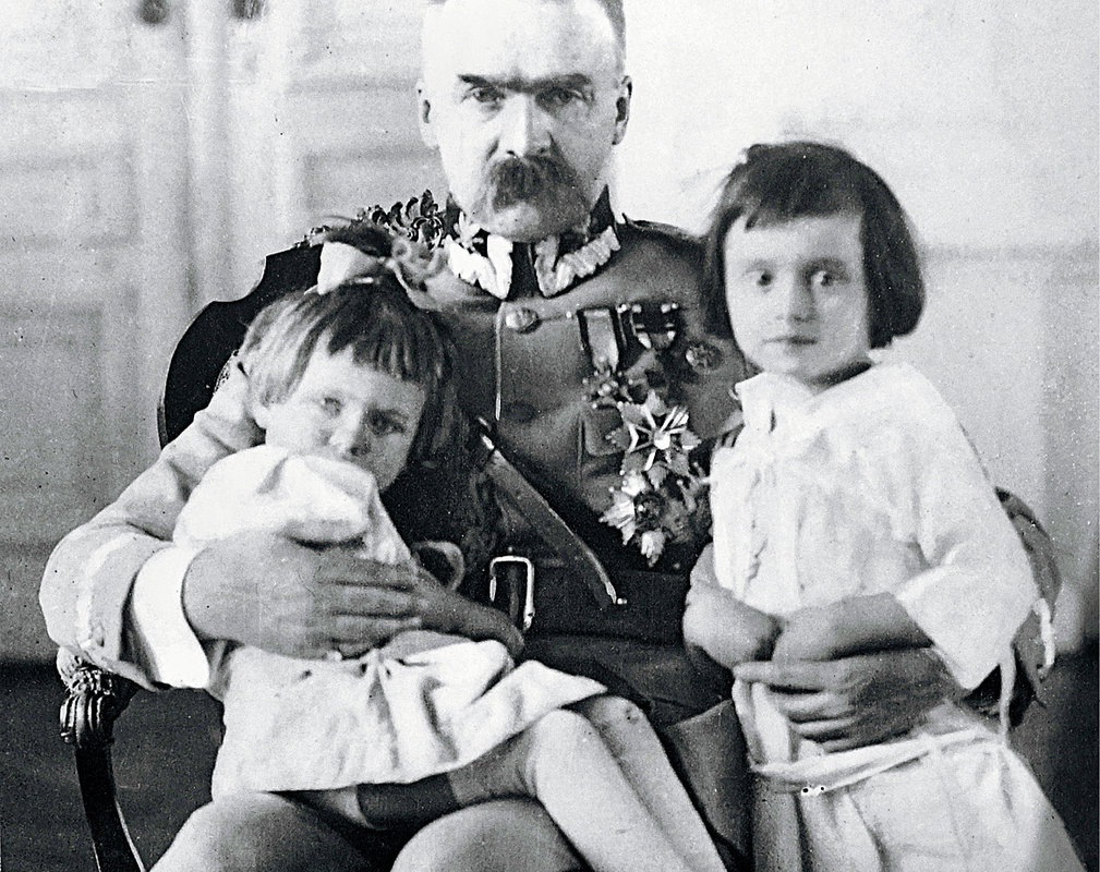 Józef Piłsudski z córkami, Jadwigą i Wandą