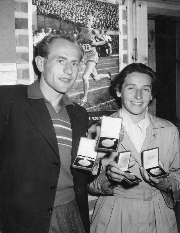 L'athlète Emil Zatopek, sa femme Dana Zapotkova et leurs quatre médailles d'or