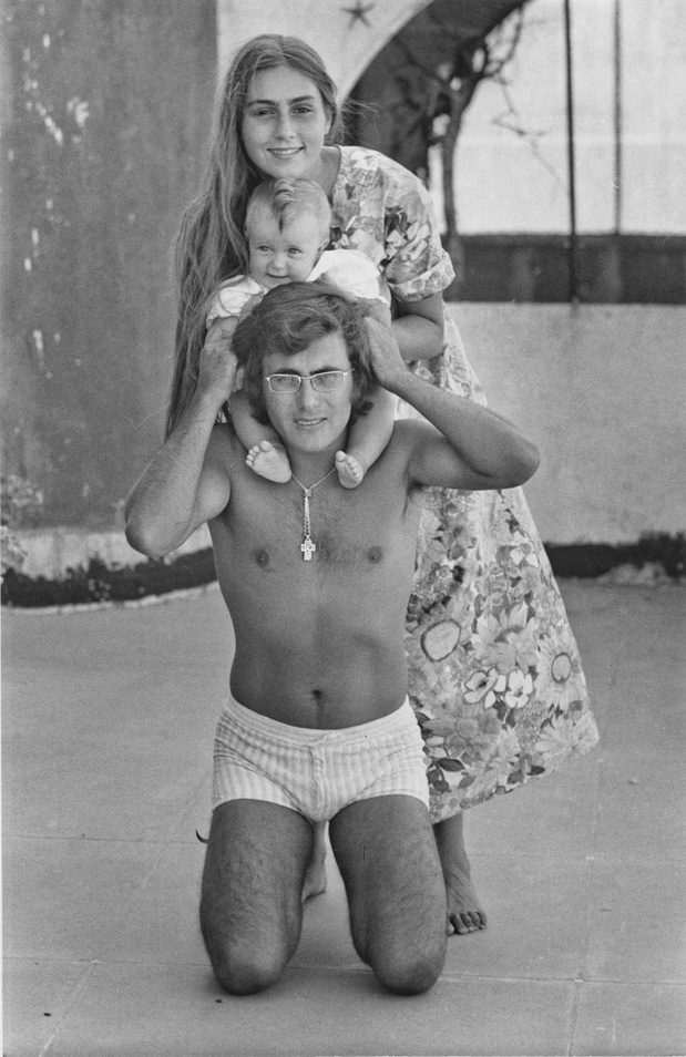 Al Bano posing with Romina Power and Ylenia Carrisi