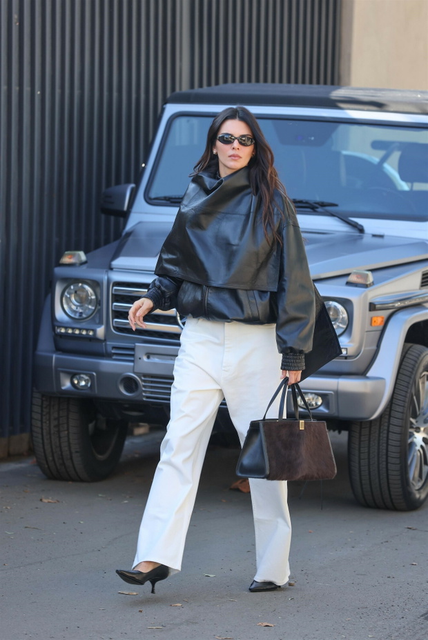 Kendall Jenner w bia?ych spodniach
