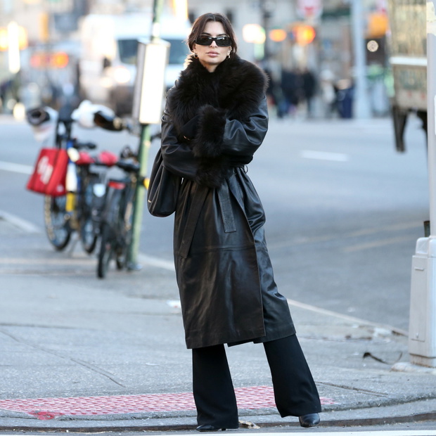 Emily Ratajkowski w d?ugim p?aszczu