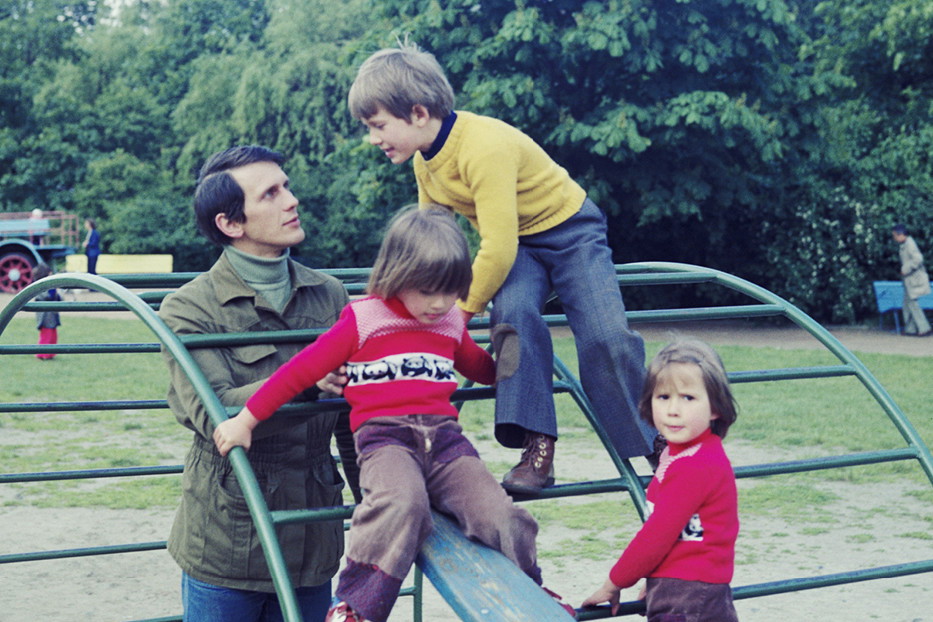 pap_19770510_00F Jan Englert z dziećmi, synem Tomaszem i córkami Katarzyną i Małgorzatą, Warszawa 10.05.1977.