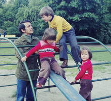 pap_19770510_00F Jan Englert z dziećmi, synem Tomaszem i córkami Katarzyną i Małgorzatą, Warszawa 10.05.1977.